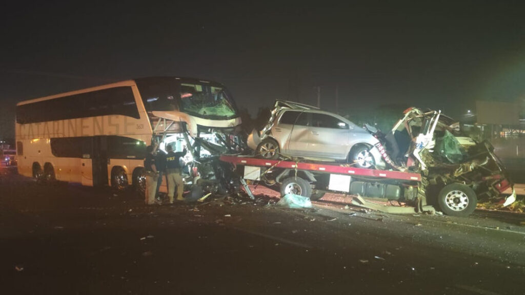(Foto: Tony Mattoso/RPC) - Ônibus se envolveu em engavetamento