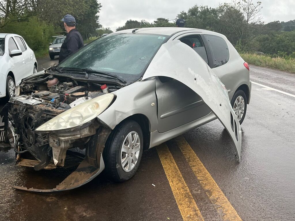 título imagem Caminhão e carro colidem na Faixa Nova de Camobi