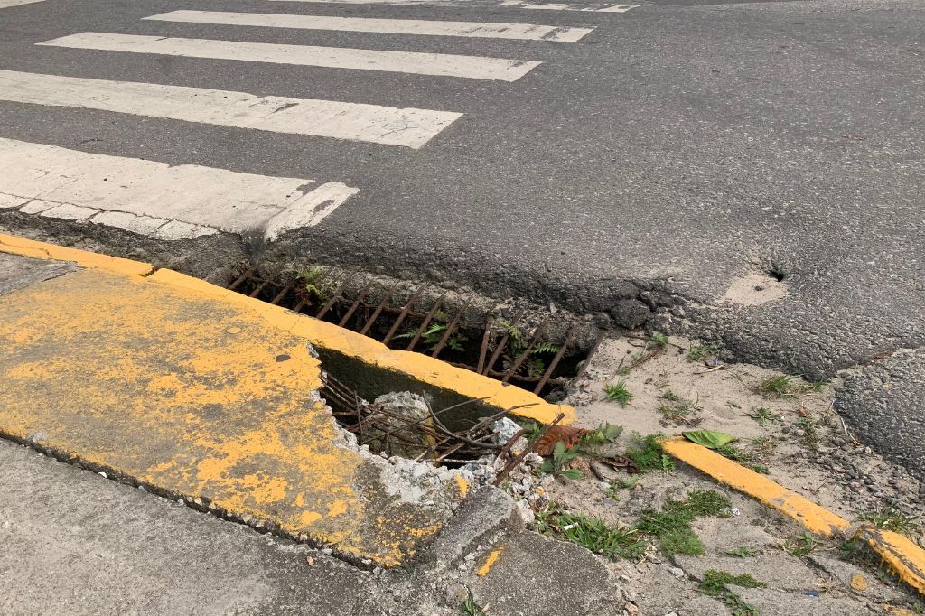 Bueiro estourado volta a causar transtornos em Imbituba