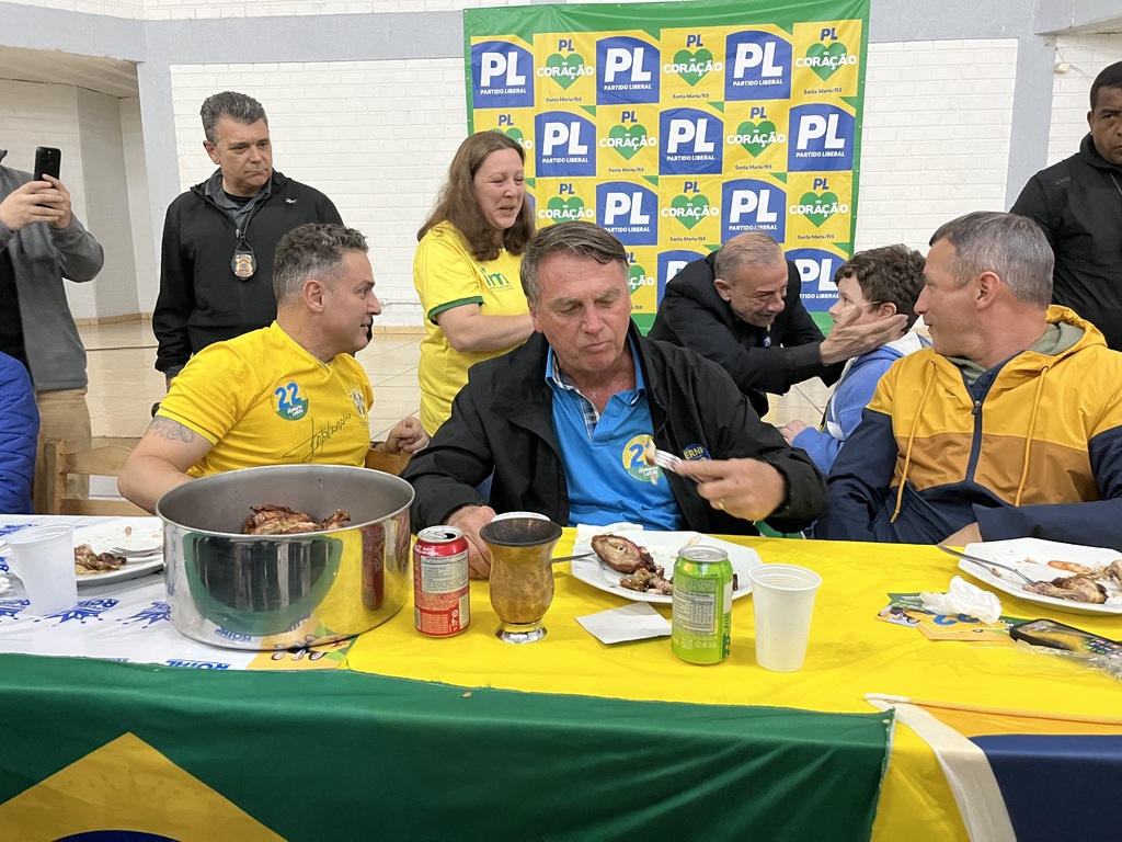 Foto: Thais Immig (Diário) - Na última parada do ato político, Bolsonaro jantou ao lado de apoiadores e lideranças do partido