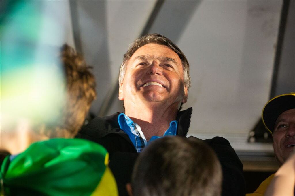 título imagem Ex-presidente Bolsonaro mobiliza apoiadores em ato político em Santa Maria