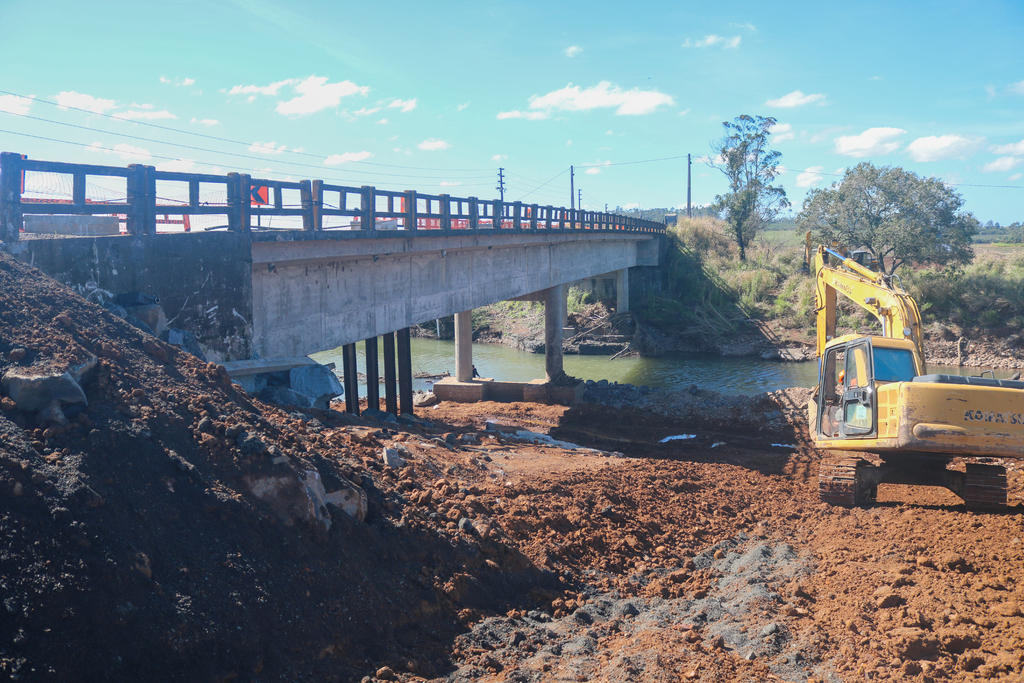 GOVERNO DO ESTADO ASSINA ORDEM DE SERVIÇO  E OBRA DA PONTE SOBRE O RIO CANOAS É REINICIADA