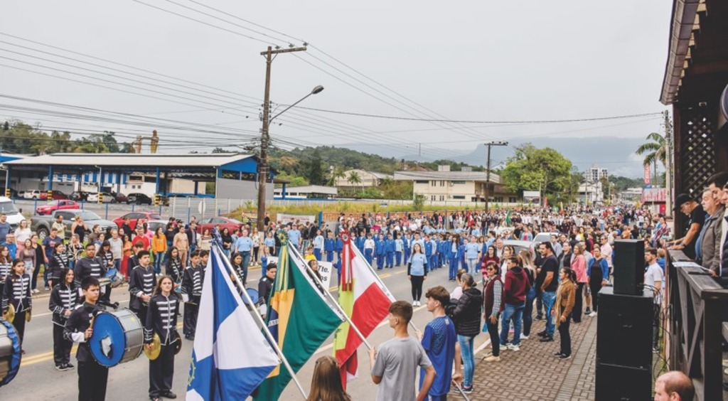 Desfile cívico de 7 de Setembro em Ascurra marca retorno às ruas após quatro anos