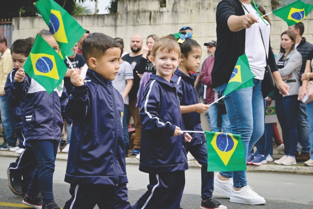 Desfile Cívico de 07 de Setembro com grande público em Apiúna