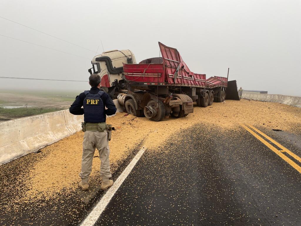 título imagem Caminhoneiro recebe alta de hospital após acidente em ponte interditada na região