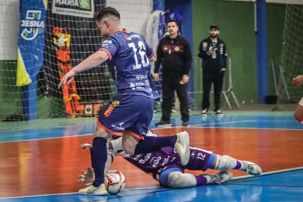 Foto: Ricardo Weschenfelder (UFSM Futsal) - Federal, de uniforme azul marinho, tem compromisso no sábado, às 20h, em Erechim. A página Canal JoGA no Facebook transmite a partida