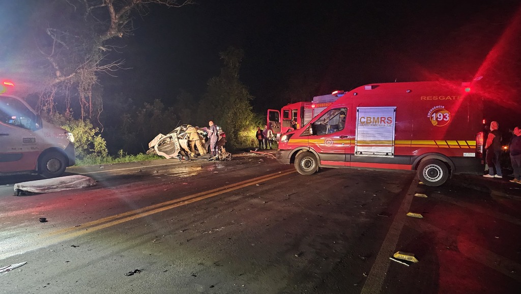 título imagem Acidente na BR-392 deixa três mortos e quatro feridos em Santa Maria