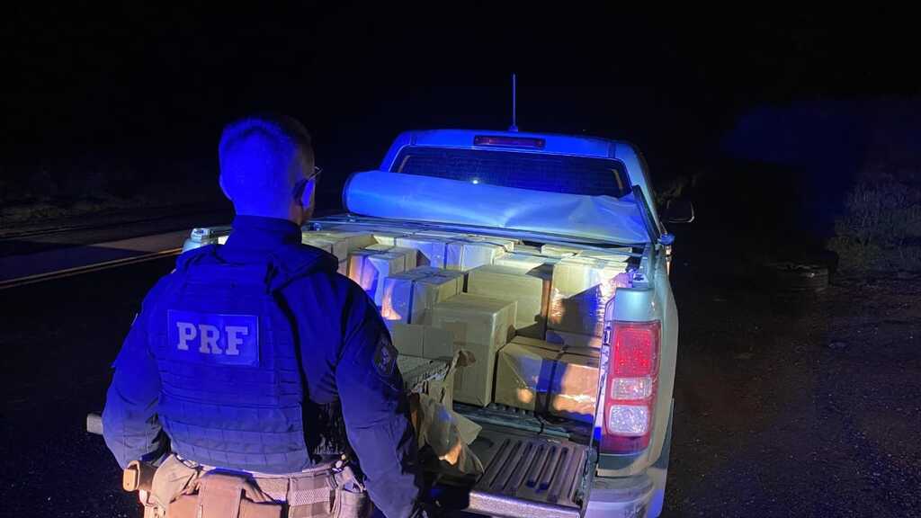 Foto: PRF (Divulgação) - Um homem foi preso com as mercadorias após tentar atropelar os policiais e fugir por mais de 10 km.