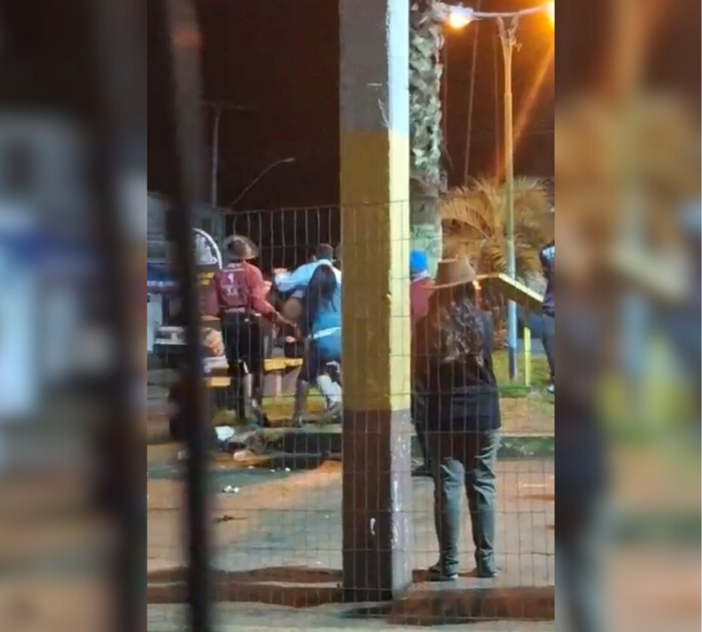  - Vídeos gravados por quem estava no local mostram o momento da briga. Júnior, de branco no centro da imagem, morreu no local