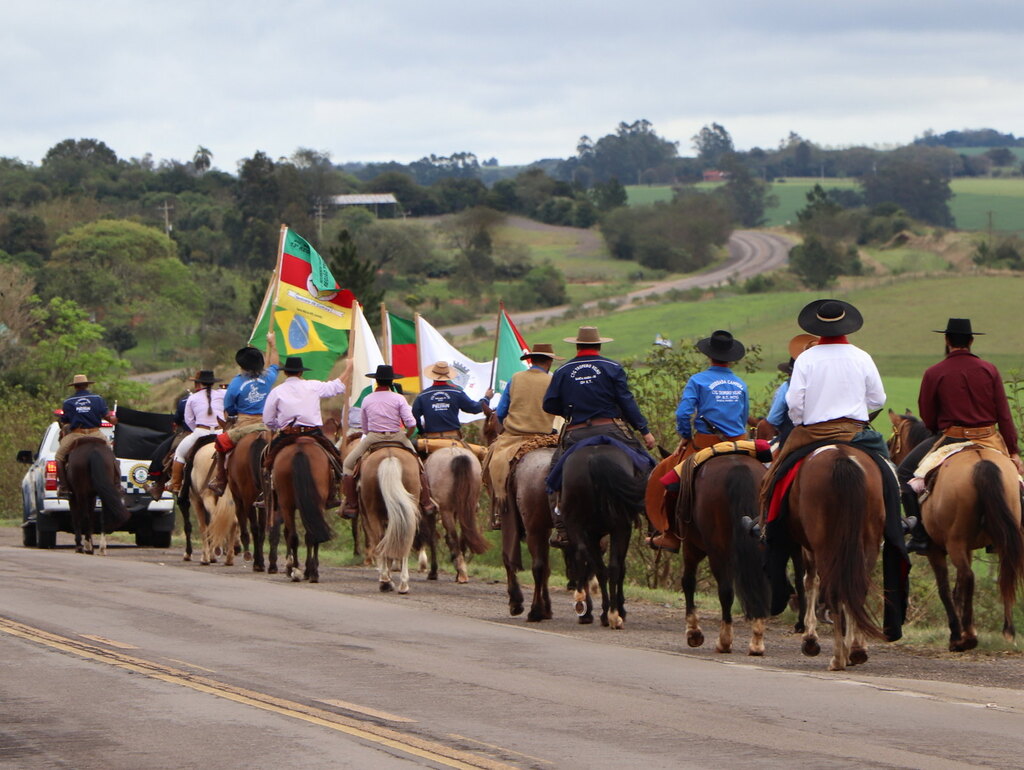 15ª Cavalgada da Integração reuniu 300 tradicionalistas em Santa Maria