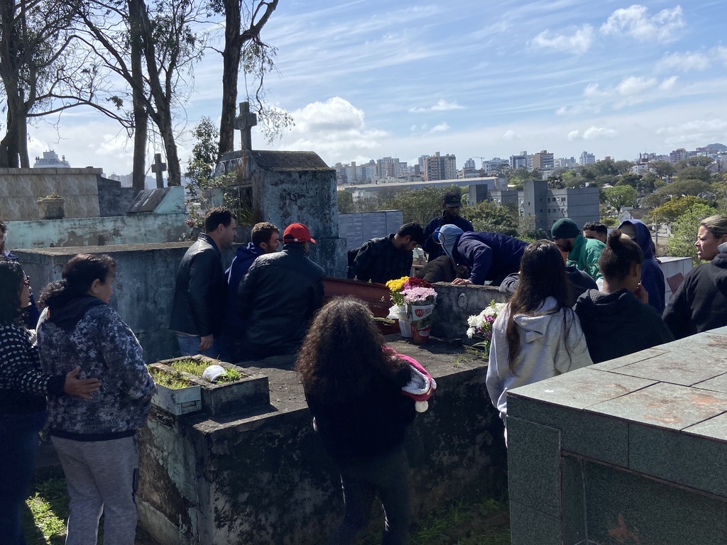 título imagem Com comoção de amigos e familiares, irmãs que morreram em acidente na BR-392 são sepultadas em Santa Maria