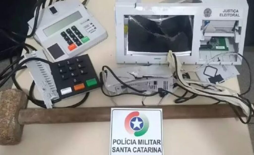 Homem que destruiu urna eletrônica com marreta em SC tem pena definida