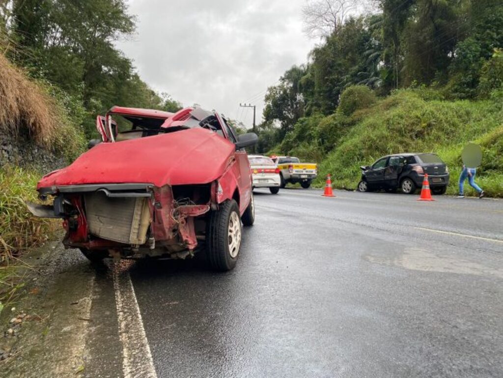 Acidente de trânsito envolve 4 veículos, na SC-110, entre Pomerode e Rio dos Cedros