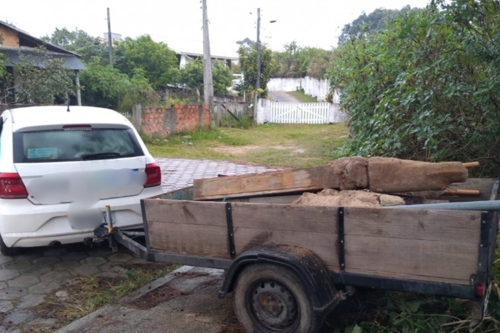 Equipes do município de Imbituba removem pilares irregulares em Área de Preservação Ambiental