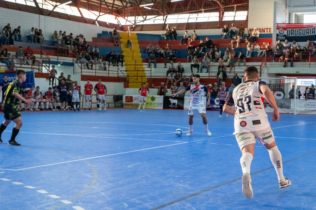 Uruguaianense vence de virada