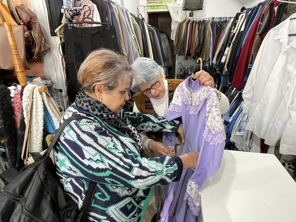 Fotos: Bibiana Pinheiro - Maria de Lourdes atendendo a Ivoni, que está em busca de um vestido para a sobrinha.