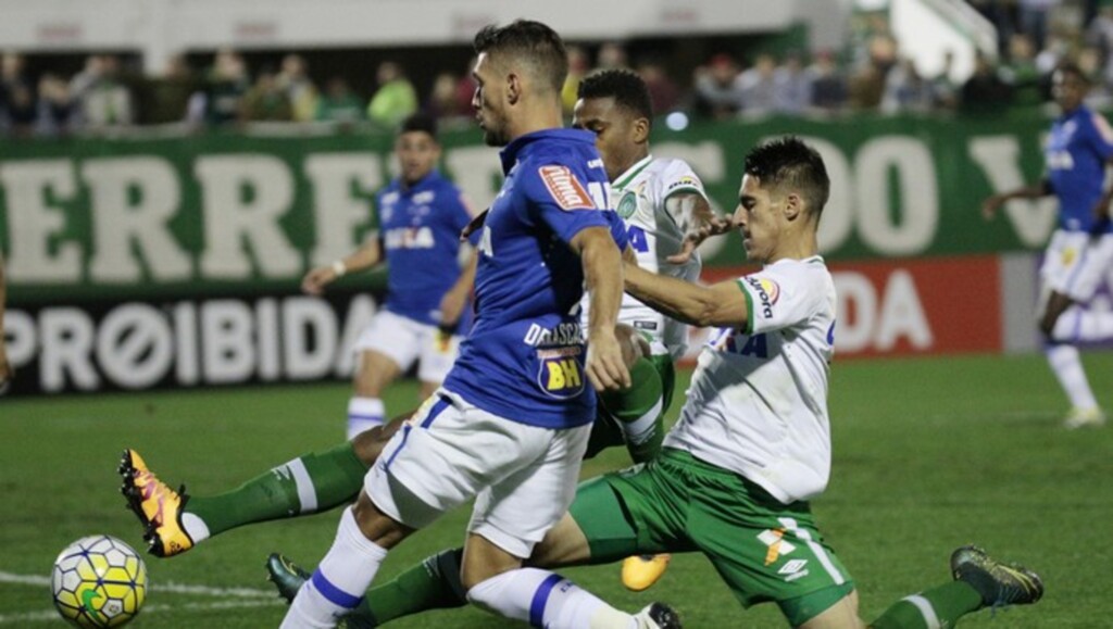 Chape vence na estreia de Caio Jr.