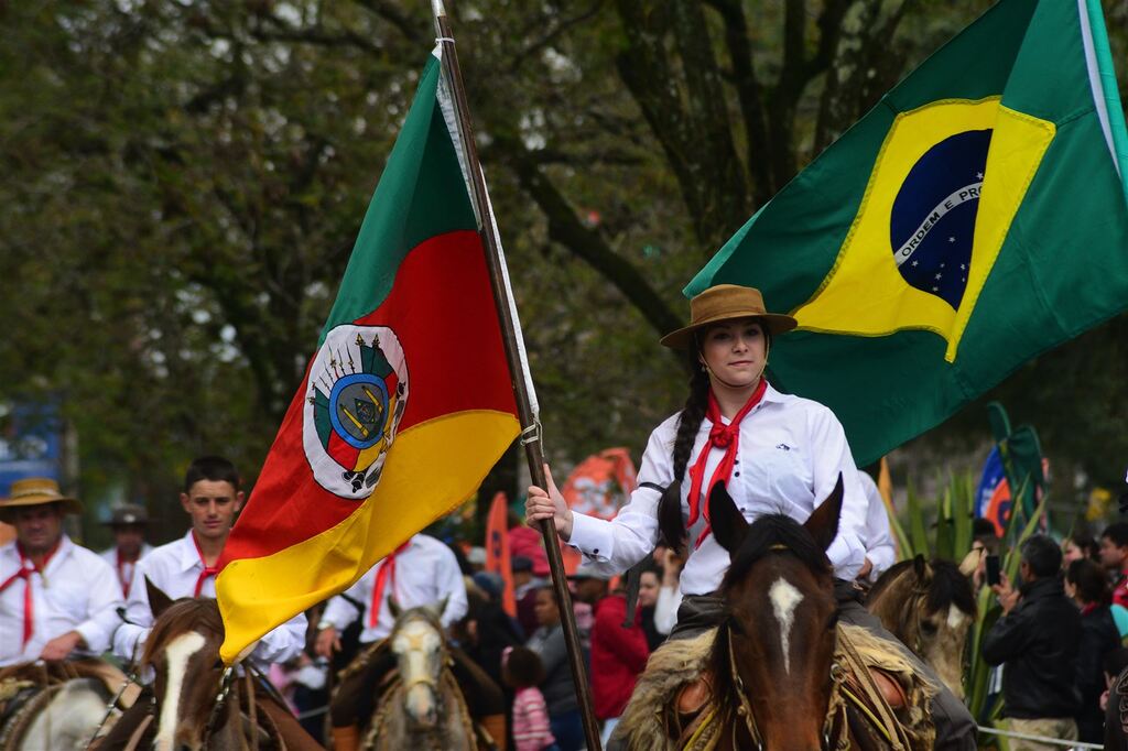 Após dois anos, Avenida Medianeira voltará a ser palco do Desfile Farroupilha; confira a programação