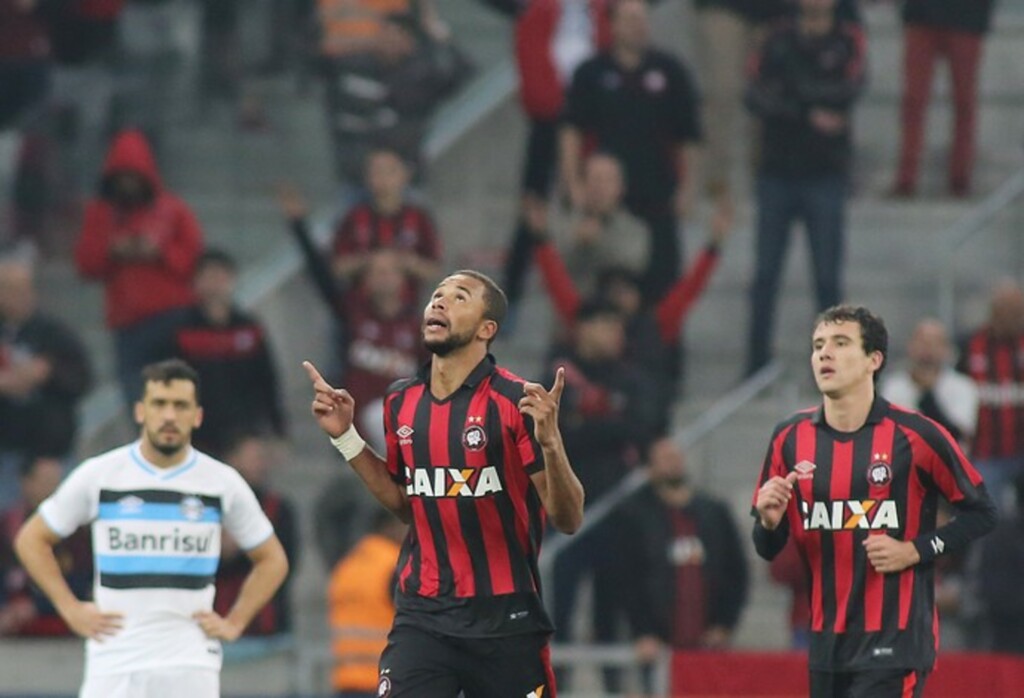 Atlético-PR derrota o Grêmio por 2X0