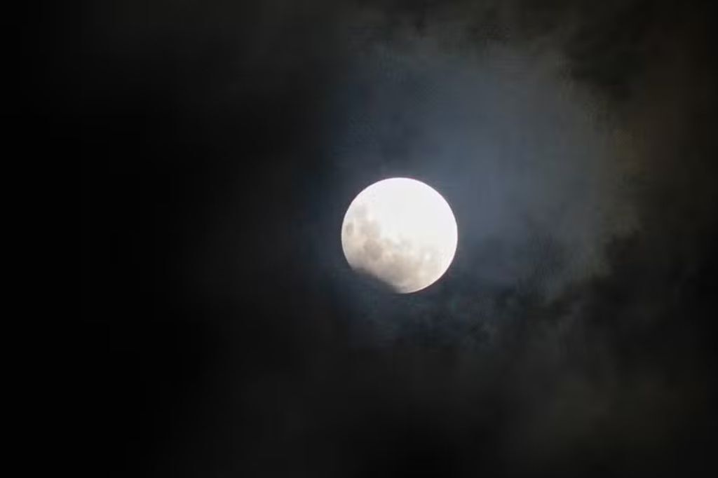 Eclipse parcial da Lua é visto no céu de Imbituba; FOTOS