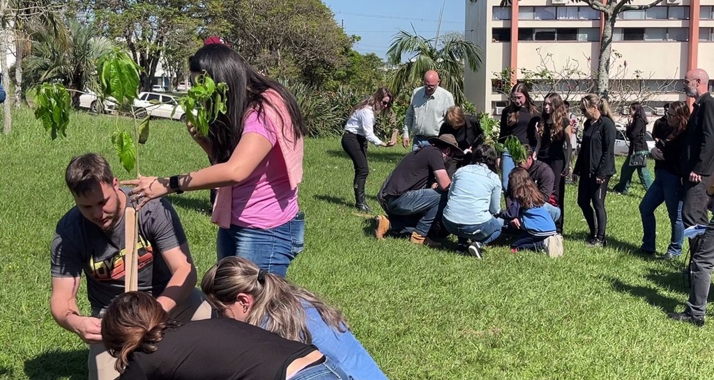 Mudas são plantadas em homenagem a professores da UFSM mortos em assalto a hotel no norte do RS