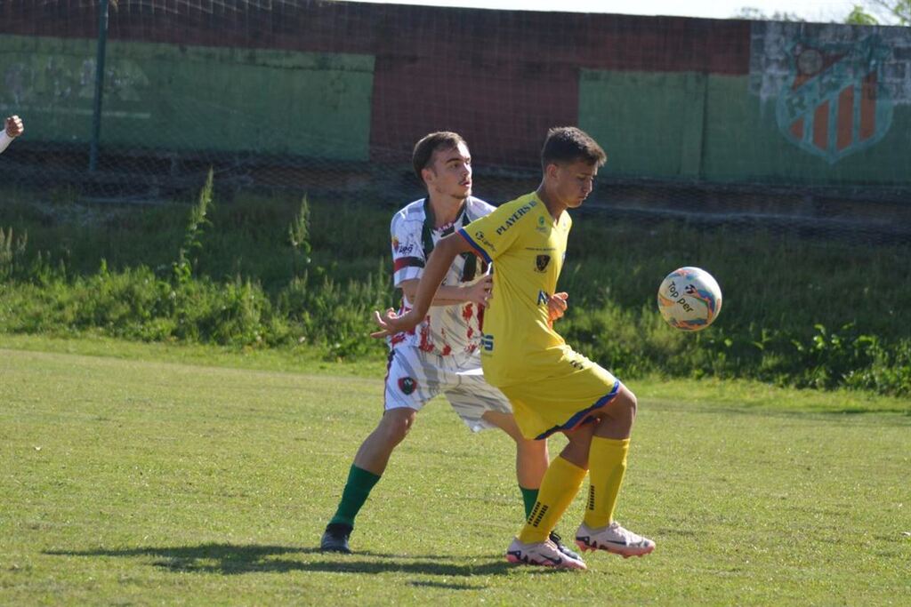 Foto:Inácio Gonçalves Boelter (IGB Fotos) - Time de Santa Maria (uniforme amarelo) saiu na frente, mas cedeu a igualdade na etapa complementar