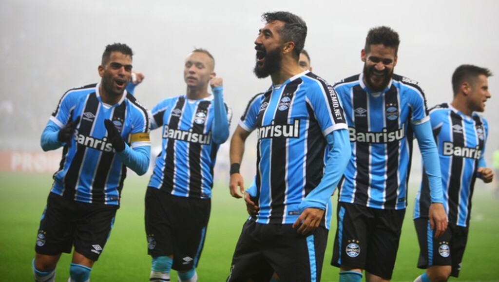 Sob forte neblina, Grêmio vence e cola nos líderes