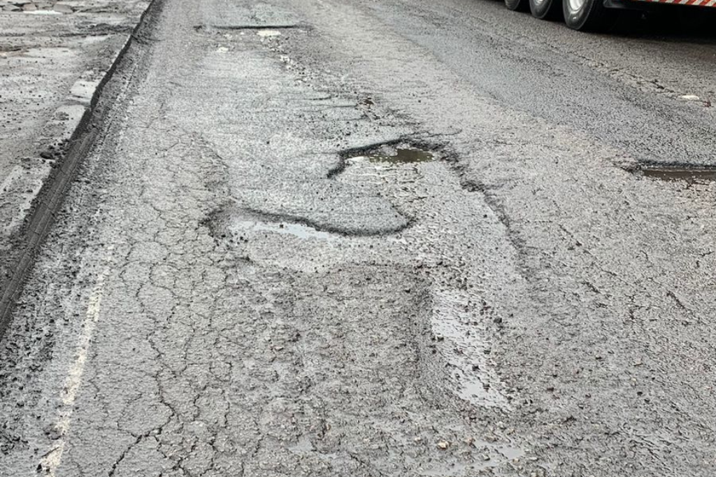 Imagens reportagem 89.3 FM, em junho de 2024 - Estrada de acesso ao Porto de Imbituba segue esburacada dificultando deslocamento rápido das ambulâncias