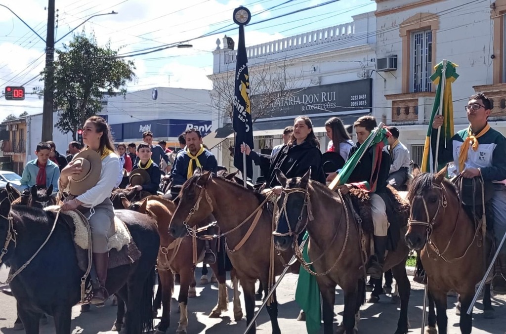 EMEF GINÁSIO SÃO GABRIEL REALIZA CERIMÔNIA, CAVALGADA E DESFILE DE CAVALINHOS DE PAU