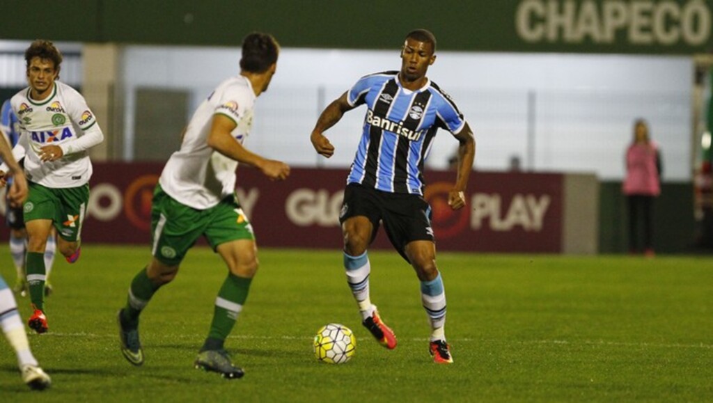 Chape e Grêmio travam duelo quente e empatam