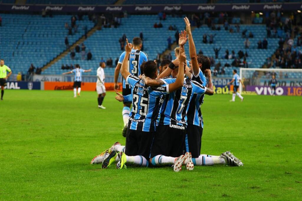 Grêmio marca no último lance com Luan e vence a Ponte