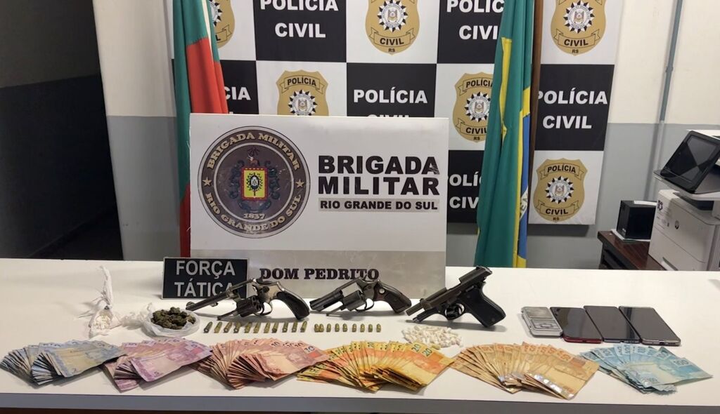 Homens são presos com arma, droga, munições e dinheiro