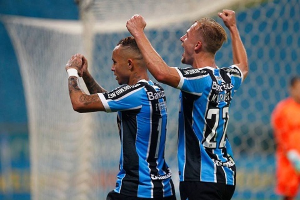 Grêmio chega à liderança com Everton 'à la Bolt', vaias ao capitão e névoa