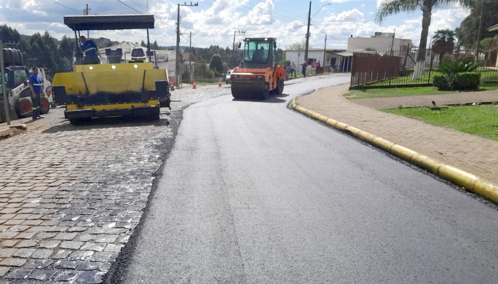 Cerro Negro recebe asfalto da usina de gestão associada da Amures