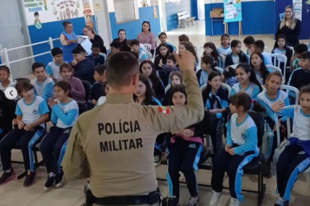 34º Batalhão de Polícia Militar realiza palestras sobre uso seguro da internet em escolas de Imbituba