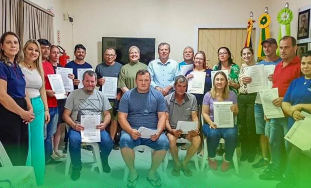21 TÍTULOS DE PROPRIEDADE DO PROGRAMA LAR LEGAL SÃO ENTREGUES PARA MORADORES DO BAIRRO PROGRESSO EM SÃO JOÃO DO SUL
