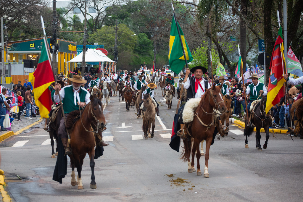 Desfile de 20 de setembro em Santa Maria celebra a tradição e a resiliência do povo gaúcho