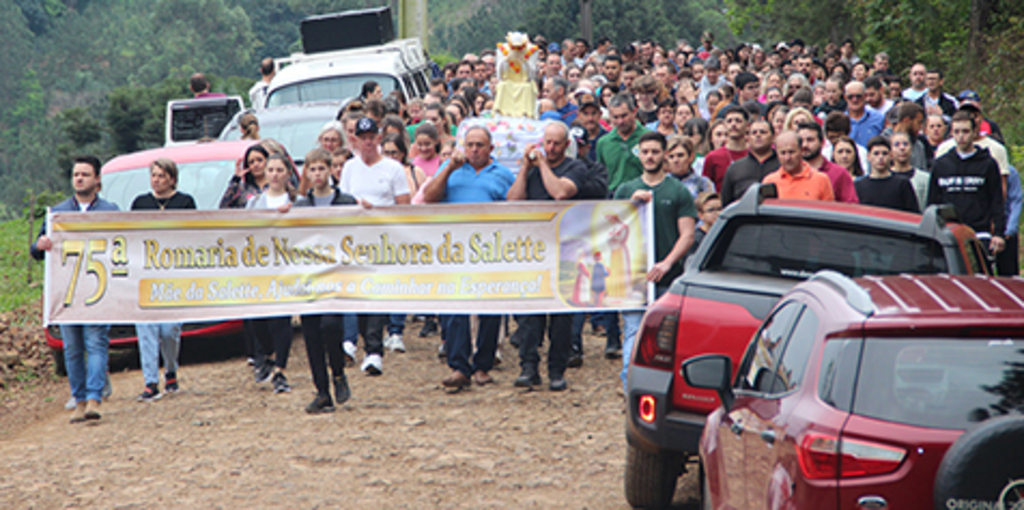  - Romeiros caminharam com Nossa Senhora até o Santuário