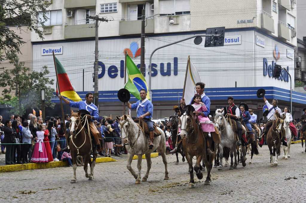 Dia do Gaúcho reúne centenas na principal avenida de Bagé