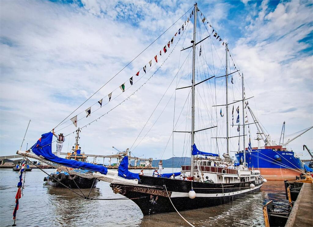 Embaixador dos mares, navio-escola do Uruguai atraca em São Francisco do Sul