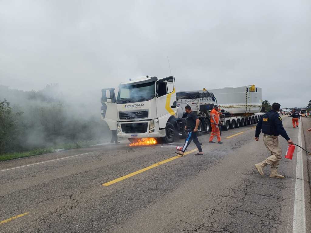 Caminhão com equipamento eólico pega fogo