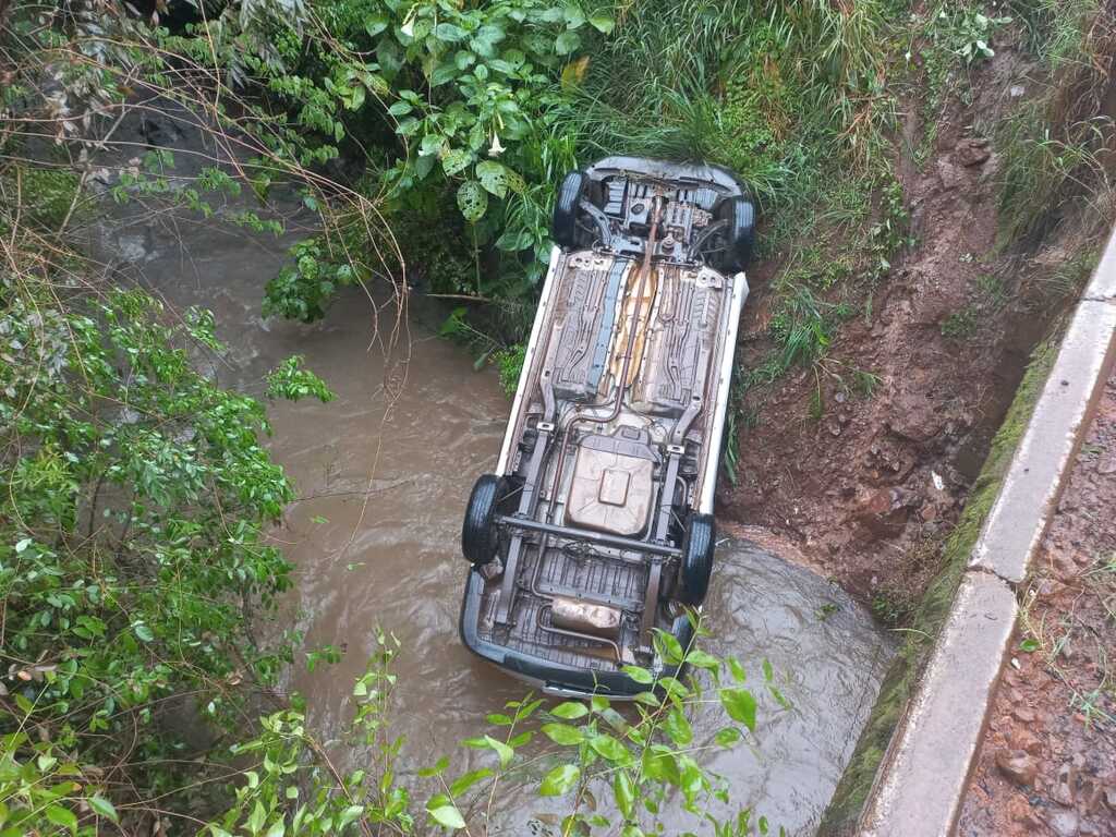 Saída de pista seguida de queda de ponte é registrada em Barra Bonita