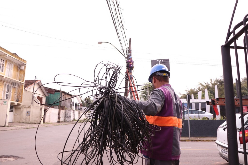 Mais de 4 toneladas de fios em desuso já foram retiradas dos postes de Santa Maria; próxima ação já tem data para ocorrer