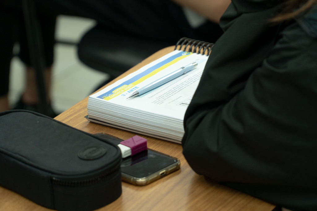 título imagem Educadores avaliam possível restrição ao uso de celulares nas escolas brasileiras