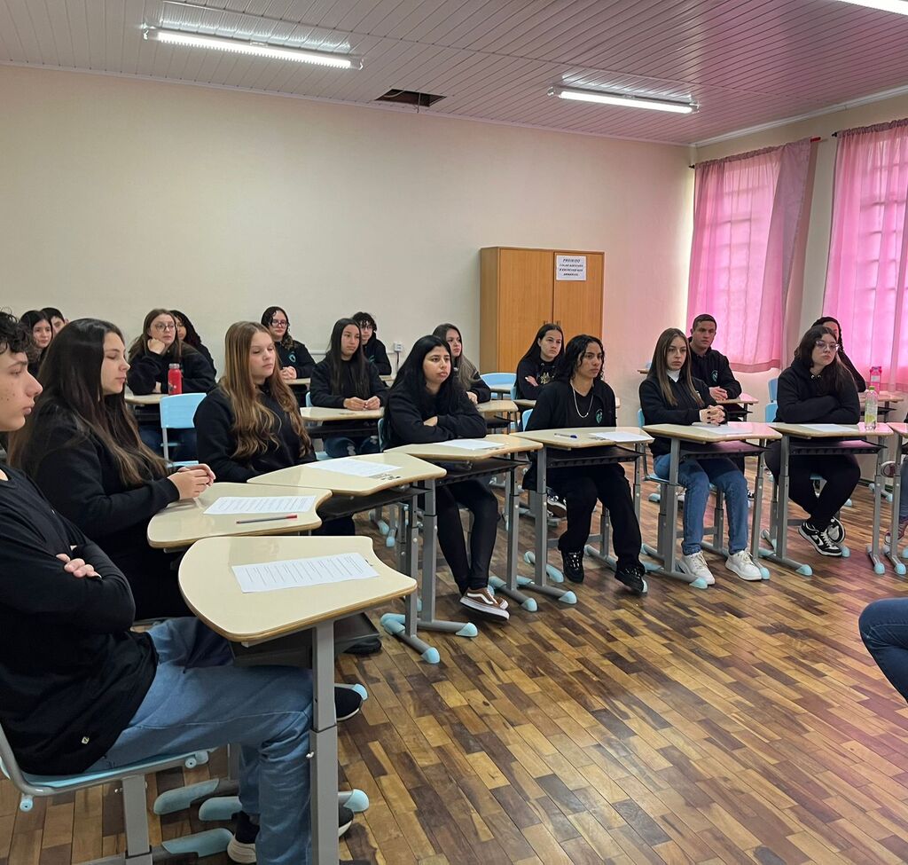 Alunos do 3º ano realizam roda de conversa com os candidatos a prefeito de Otacílio Costa