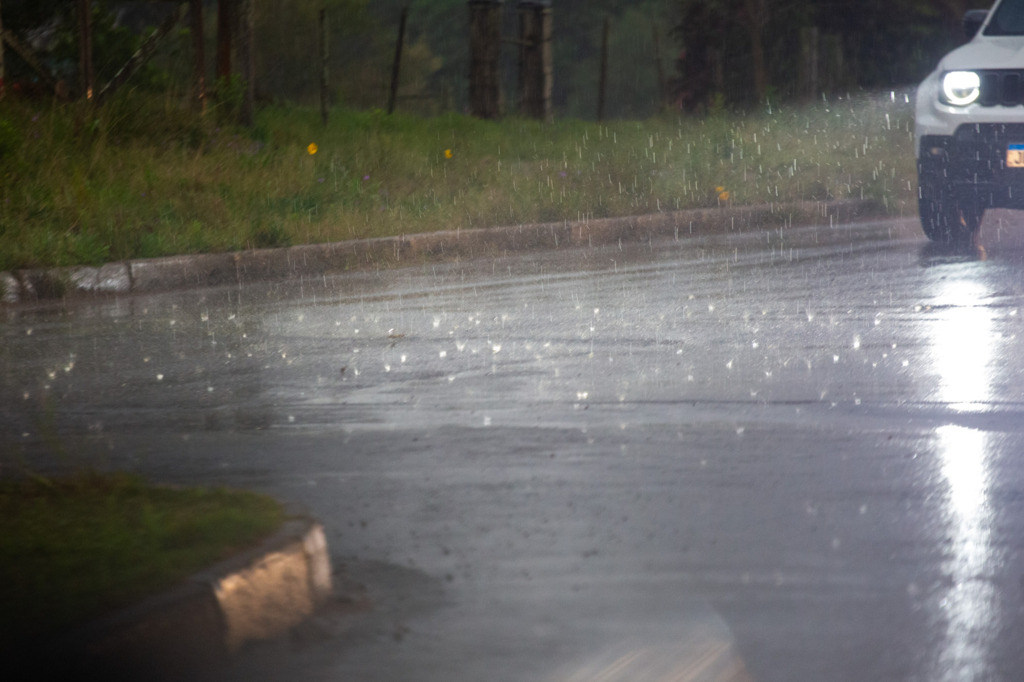 Defesa Civil alerta para chuva, descargas elétricas, vento forte e queda de granizo na região