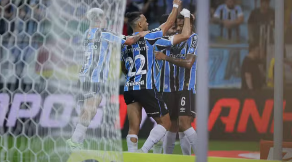 Grêmio vence Flamengo e sobe na tabela do Brasileirão