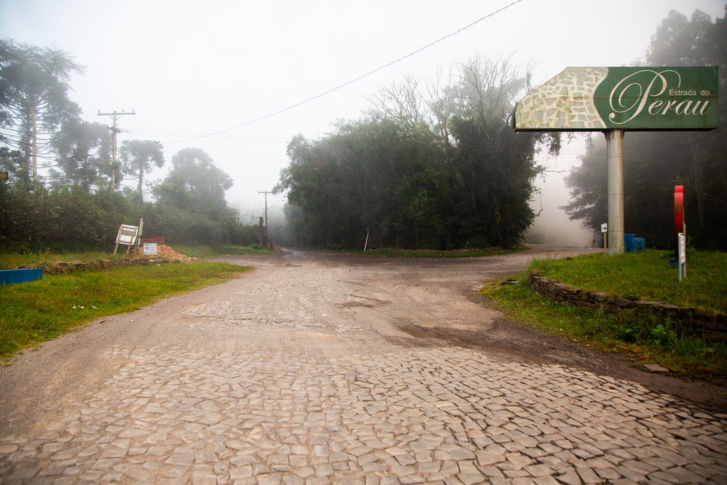  Corpo com marcas de tiro é encontrado às margens da Estrada do Perau 