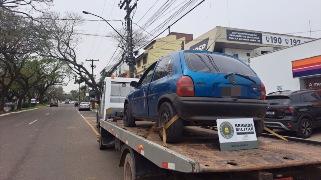 título imagem Suspeito é flagrado com carro furtado, abandona veículo e foge a pé em Santa Maria