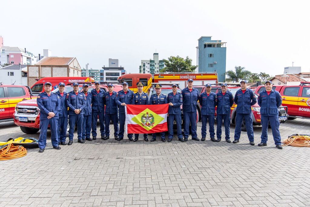 Nova equipe de bombeiros militares segue para combate às queimadas no Centro-Oeste